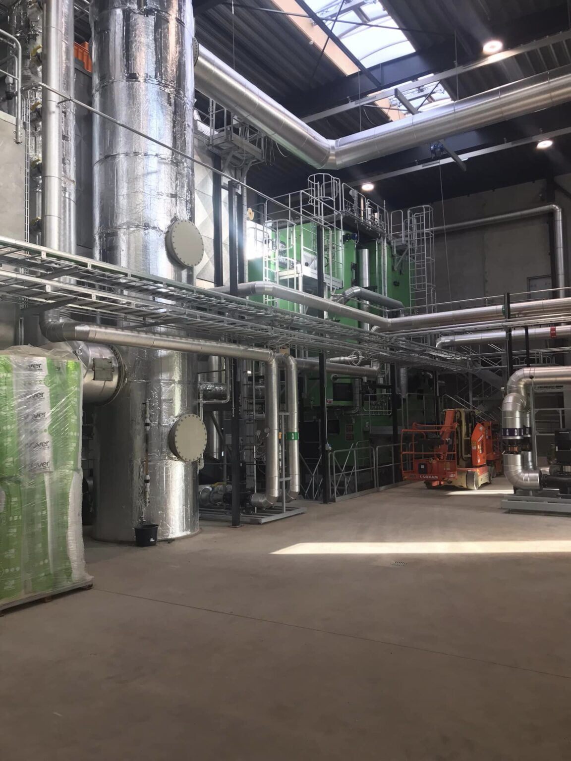 Industrielt anlæg med rør, tanke og maskiner