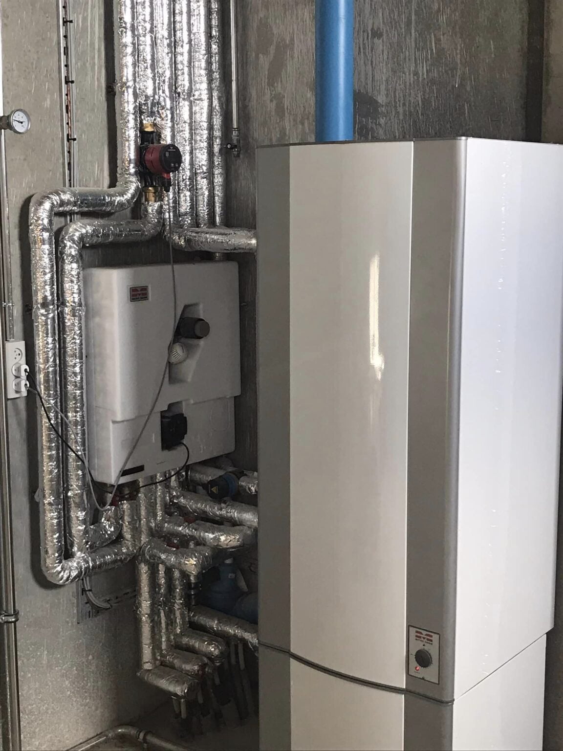 Moderne varmepumpe og rørinstallation i teknikrum