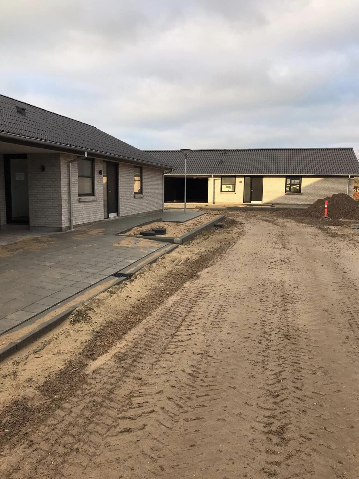 Nybyggede huse med gårdsplads under konstruktion