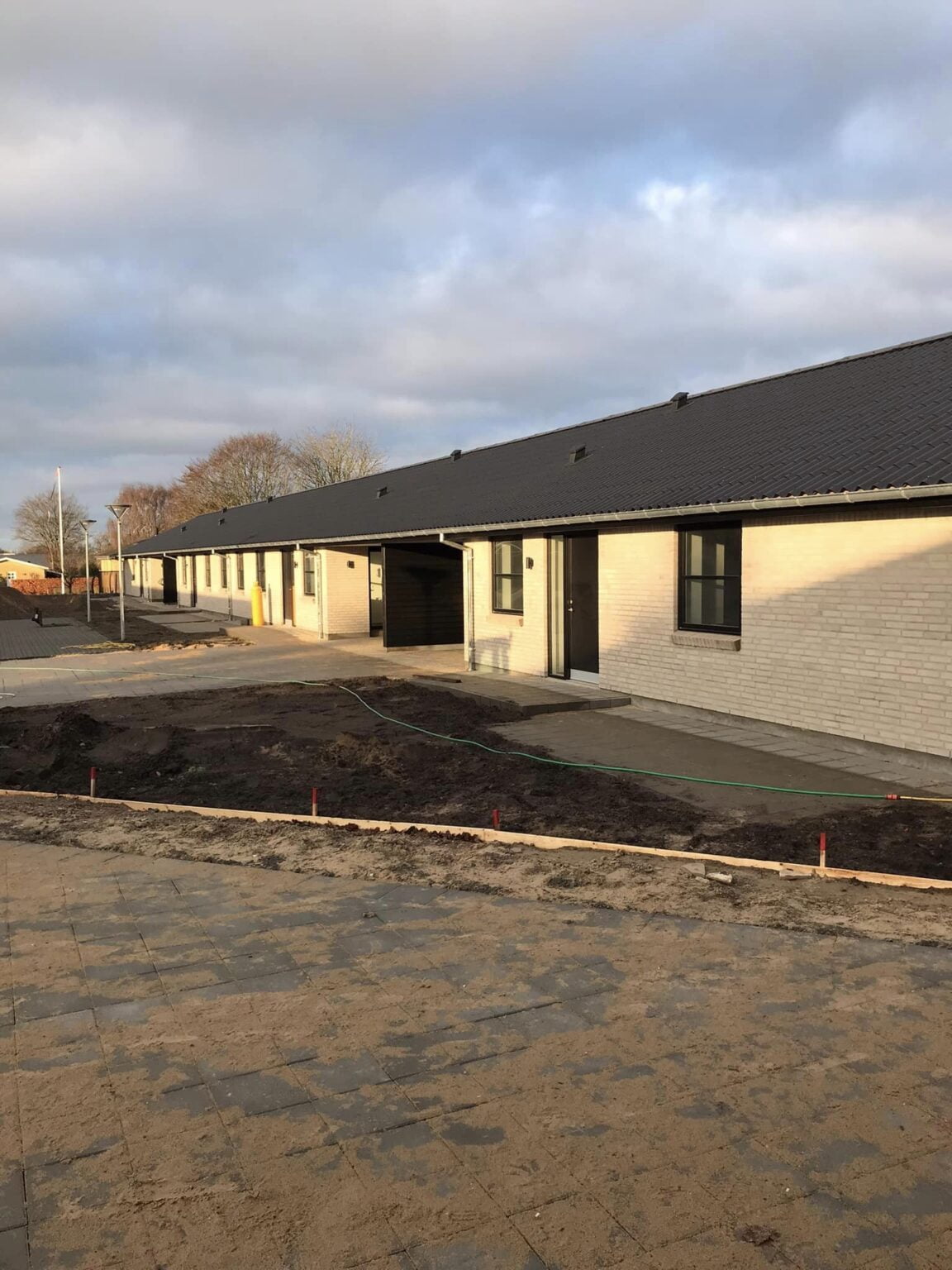 Nyopførte rækkehuse med gårdhave under anlæg