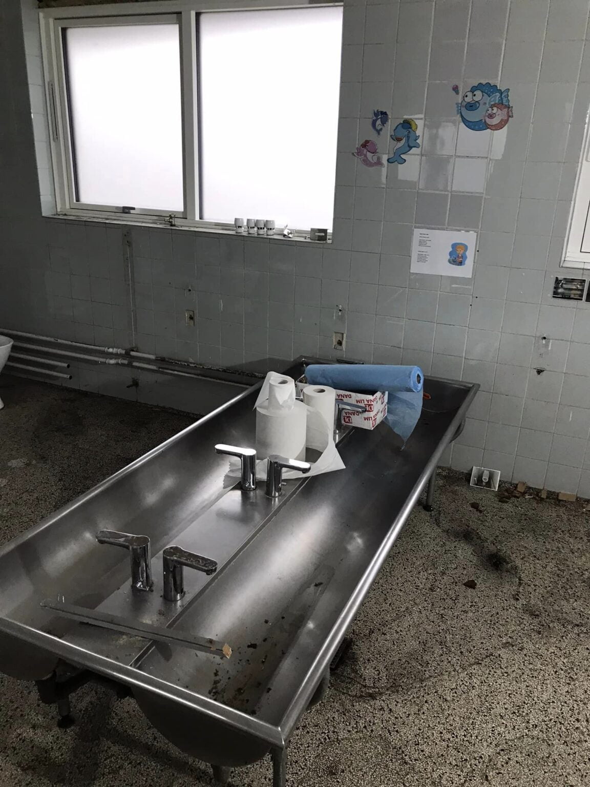 Rustikt badeværelse med dobbeltvask og børnetegninger