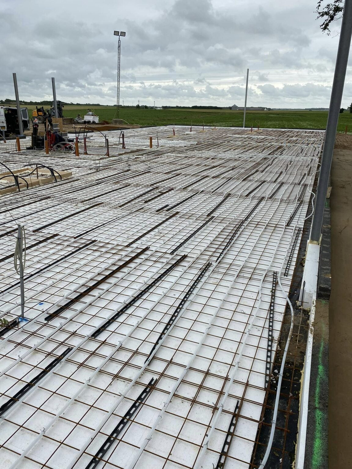 Armeret betongulv forberedes til byggeri på mark