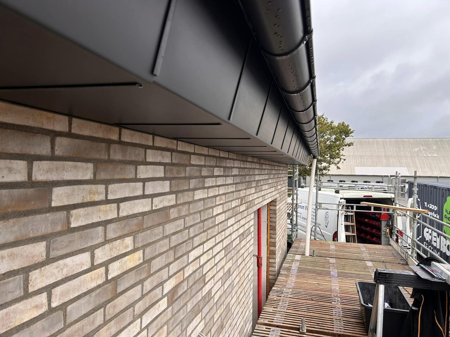 Ny tagrende og tagbeklædning på murstenshus