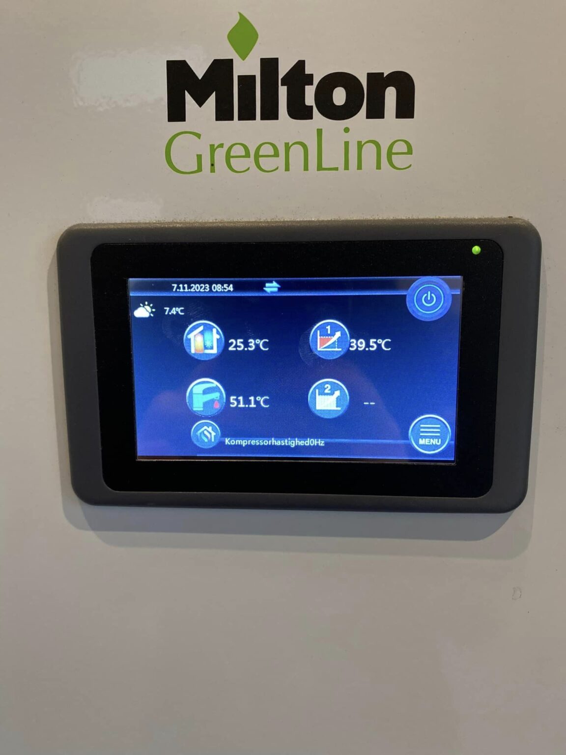Milton GreenLine varmepumpe kontrolpanel med temperaturer