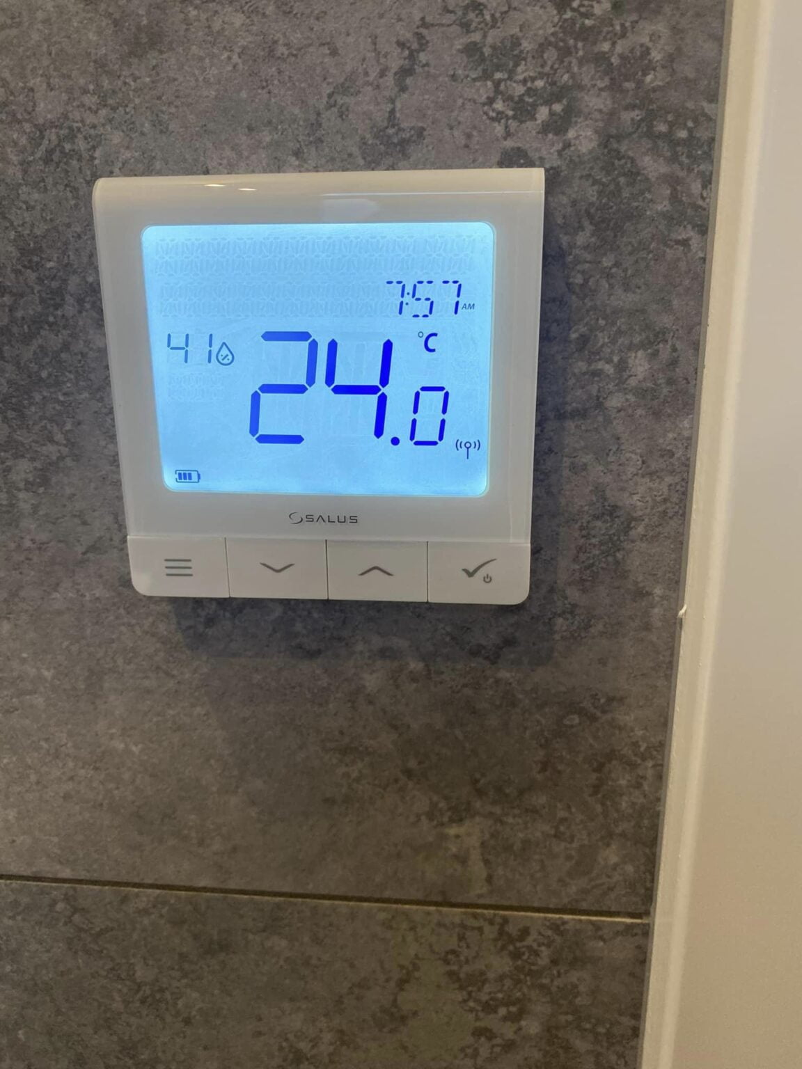 Digital termostat viser 24 grader Celsius