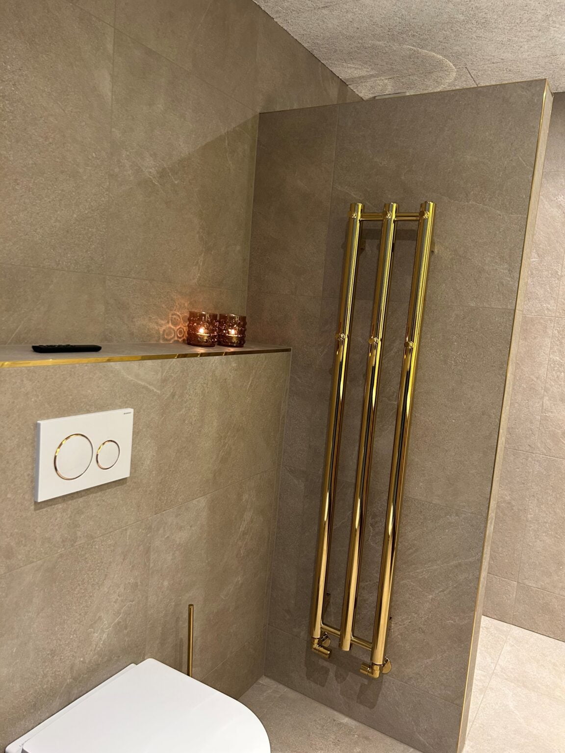 Moderne badeværelse med guldfarvet håndklædetørrer