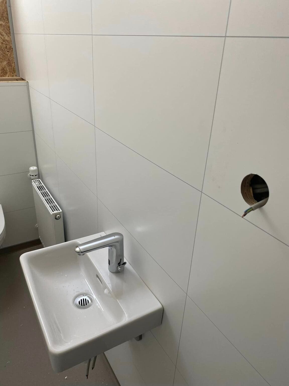 Håndvask med vandhane på badeværelse under renovering