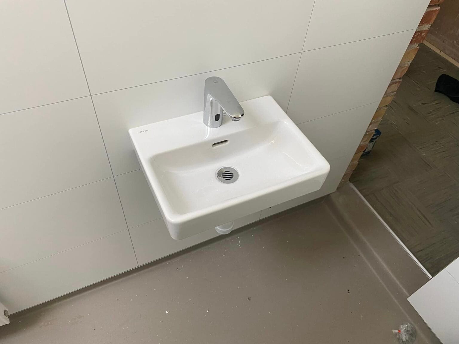 Lille hvid håndvask med moderne armatur